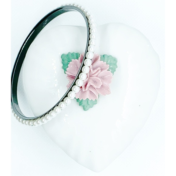 Glass Pearl And Gunmetal Silver Bracelet - Picture 3 of 5